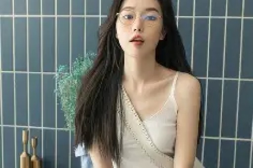 大爷参加浙江景区“上课偷吃大赛”一口没吃全程认真看书听课网友：仿若回到了自己还是孩子的时候如果这是真的就好了